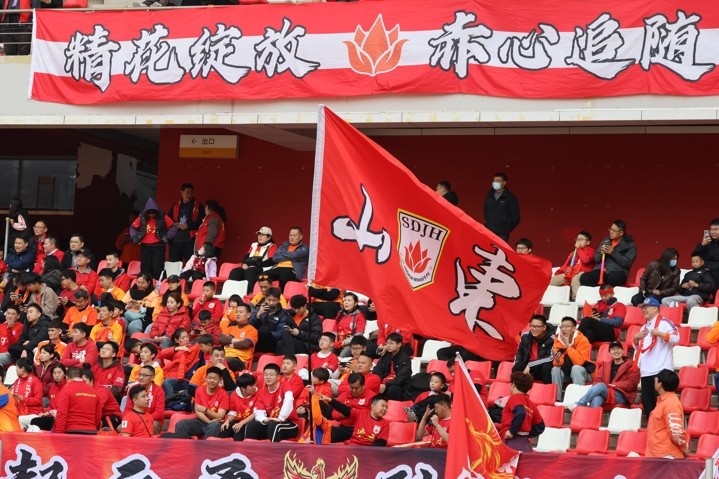 主場(chǎng)上萬名球迷的吶喊助威，給山東體彩女足征戰(zhàn)女超增添了能量與動(dòng)力